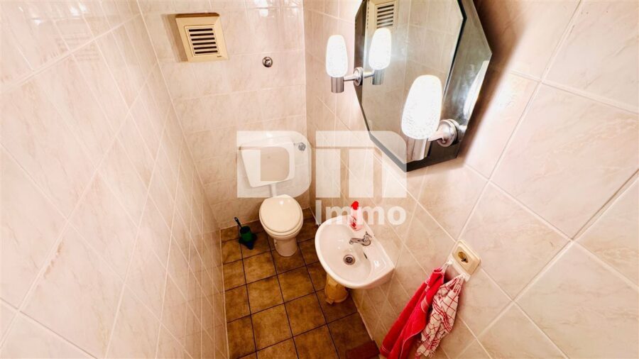 Zwei- bis Dreifamilienhaus + Großes Nebengebäude / Halle in gesuchter Lage - KG Gäste WC Wohnhaus